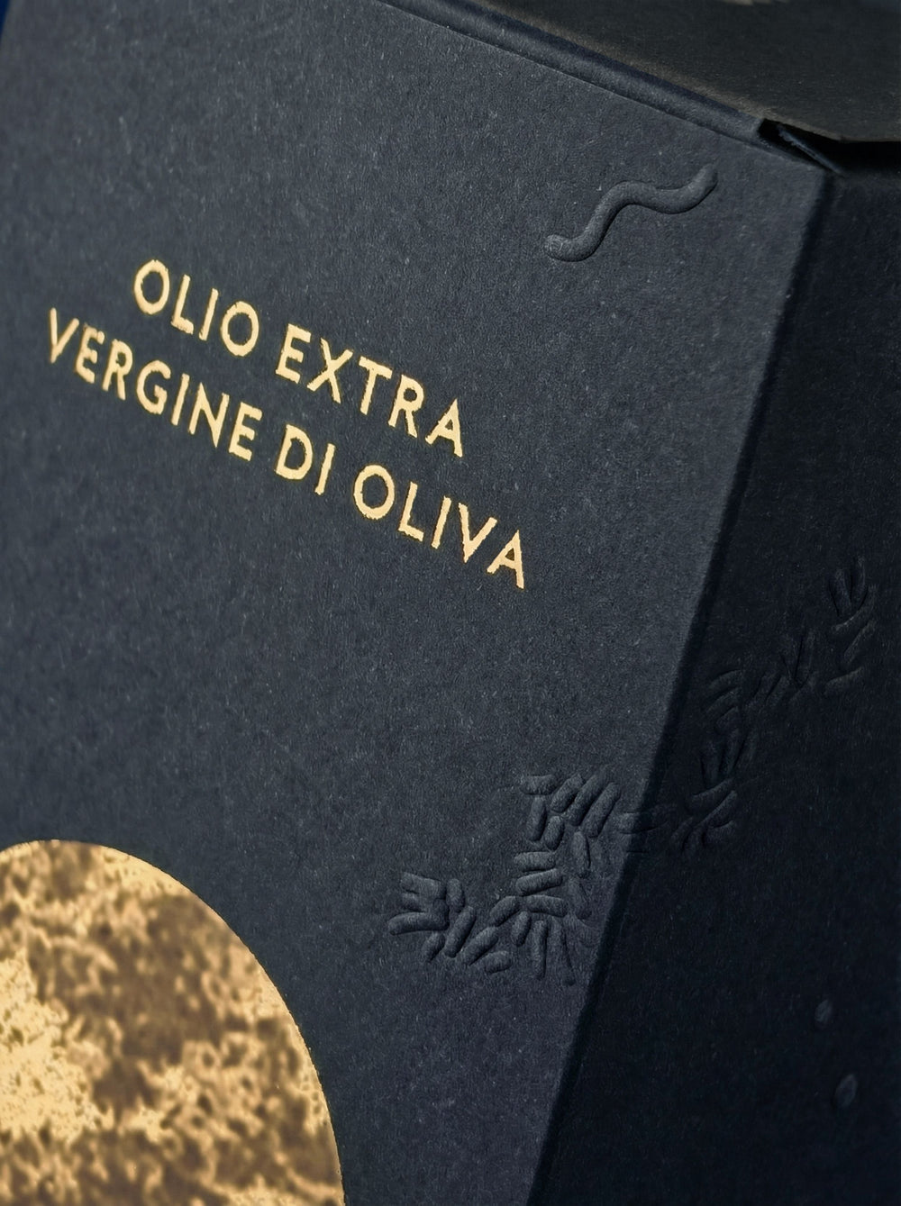 Dettaglio dell'astuccio con stampa in oro a caldo e rilievi in embossing