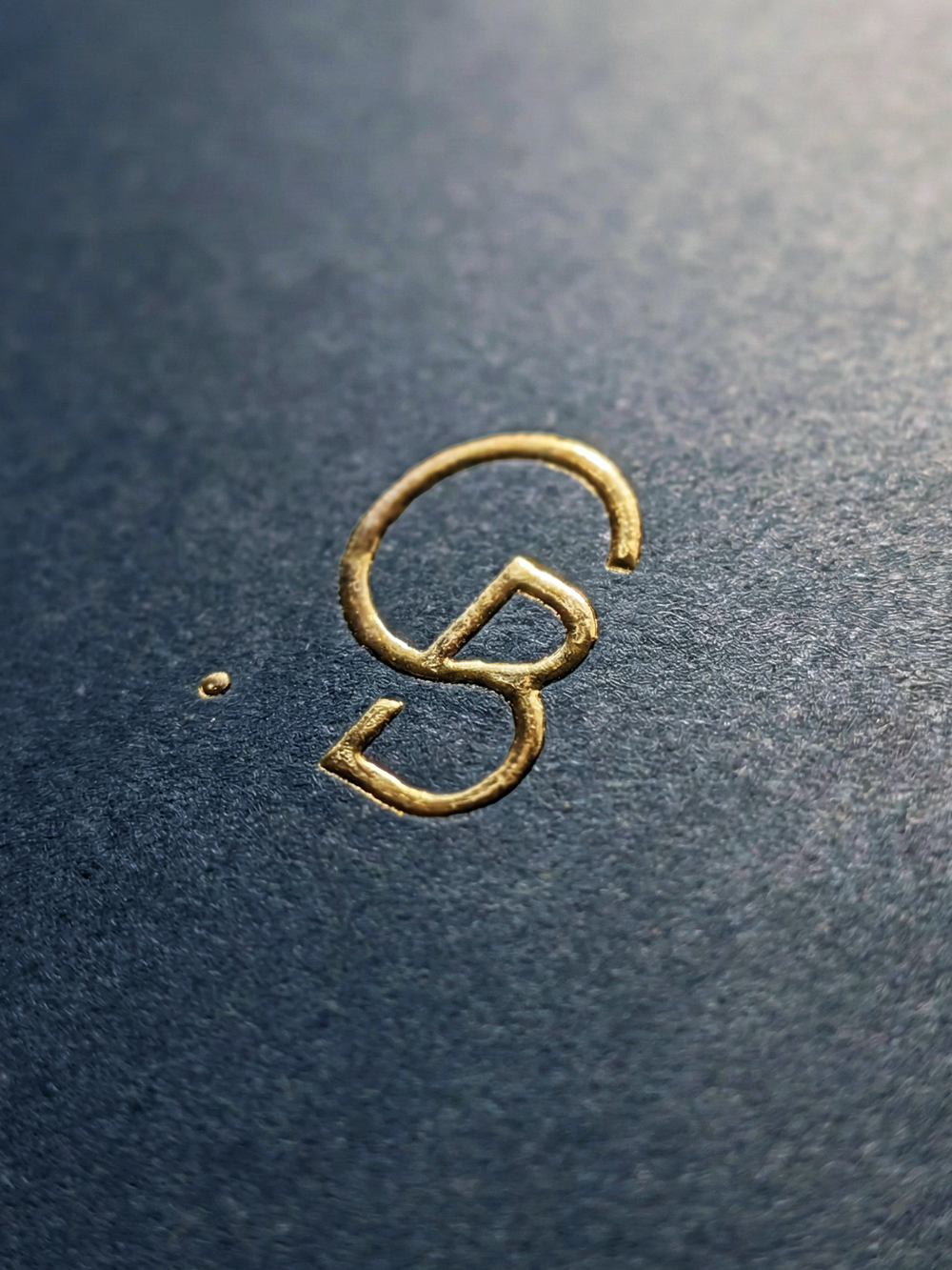 Logo Colle Bagnoli in oro a caldo sul cartoncino blu della confezione